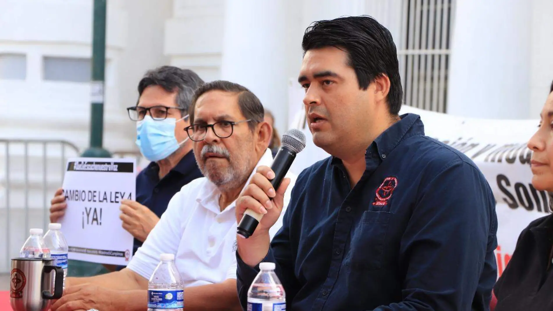 STAUS en huelga frente al Palacio de Gobierno